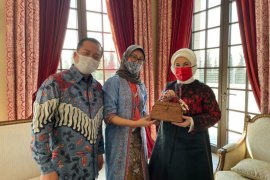 Ibu Negara Turki jatuh cinta pada batik Indonesia