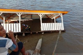 Tiga bulan dibangun, dermaga di Meranti ini ambruk