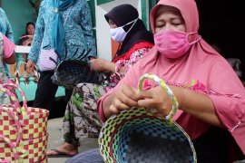 Menganyam mimpi di tengah pandemi&nbsp;