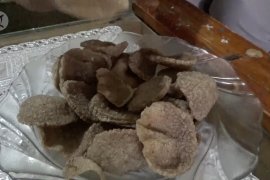 Gurihnya kerupuk kulit pisang kepok lereng Gunung Semeru