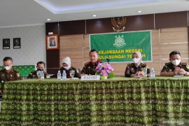 Video-Kejaksaan tetap 4 orang tersangka dugaan kasus korupsi di PDAM HST