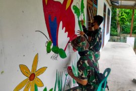 Satgas TMMD melukis mural kembangkan kreatifitas anak perbatasan