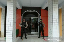 Polisi Baubau menjaga ketat dan sterilisasi gereja saat Jumat Agung