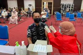 Poliban gelar vaksinasi COVID-19 bagi dosen dan pegawai senior