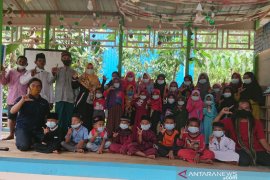 Dongeng yang mengukir senyum anak di "Bumi Menanjak"