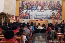 Warga Distrik Sugapa Intan Jaya antusias ikut Ibadah Jumat Agung