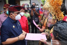 Bupati Tabanan serahkan langsung akta perkawinan ke pengantin