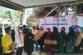 Anggota DPR-RI, Rezka Oktoberia bagikan bantuan untuk ibu hamil dan balita di Galugua