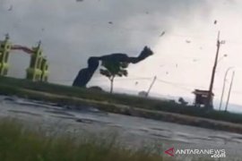 Angin puting beliung melanda Sumenep, sejumlah bangunan porak-poranda