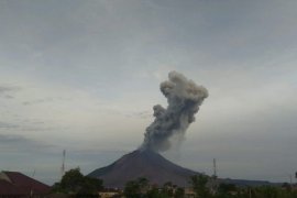 Gunung Sinabung erupsi semburkan abu vulkanik 2.000 meter