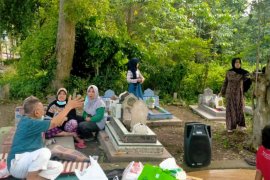 Ziarah kubur KBB Palu pererat silaturahmi dan buat keceriaan