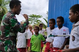 Pratu Mar Apriantus sosialisasi  cuci tangan dan sikat gigi ke siswa SD YPPK Kawagit