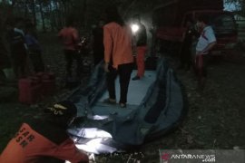 Tim SAR mencari nelayan yang perahunya tebalik di perairan Kolaka