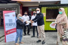 Semen Padang bagikan empek-empek kepada juru parkir dan PKL