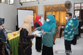 46 posyandu lima kecamatan di Siak dibantu peralatan oleh RAPP