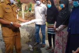 Disdukcatpil Langkat serahkan adminduk kepada keluarga korban kebakaran