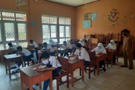 SMPN 01 Sukadana gelar ujian sekolah dengan menerapkan protokol kesehatan