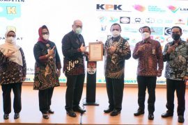 BNSP menyerahkan Sertifikat Relisensi LSP P2 KPK