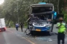 Bus Sumber Selamat terlibat kecelakaan, enam orang luka-luka