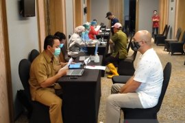 Sambut geliat pariwisata, vaksinasi pelaku wisata di Lombok Barat sesuai target