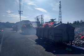 Armada bermasalah, DLH Meranti terpaksa angkut sampah secara manual