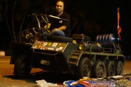 Kisah Rusman keliling Indonesia dengan Vespa berbentuk tank