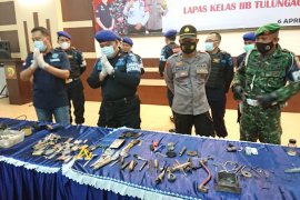 Petugas temukan senjata tajam saat razia Lapas Tulungagung
