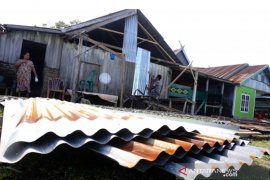 Kerusakan rumah akibat angin kencang di Mamuju Page 1 Small