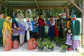 Penyuluh Agama Islam bagikan bibit pohon kepada majelis taklim