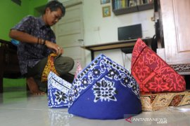 Tanjak dari bahan batik Palembang Page 1 Small