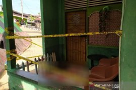 Lelaki bersenjata clurit di tangan kabur usai sabet teman dekatnya
