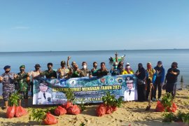 Polres Bangka Barat-KPHP Babel tanam 3.000 mangrove di pesisir Mentok
