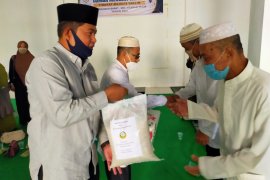 Sambut Ramadhan, Muslimat DDII  Asahan berbagi sembako