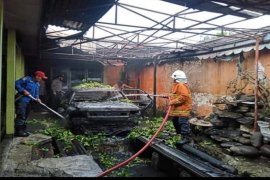 Satu sedan timor terbakar