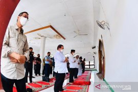 Presiden Joko Widodo Shalat Jumat di Masjid Babul Jannah Lembata