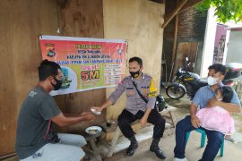 Bhabinkamtibmas Desa Tanjung ajak warga disiplin prokes melalui silaturahmi dari rumah ke rumah