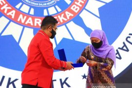 Khofifah  tantang alumni IPDN di Jatim siapkan sentra durian dan ikan