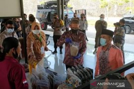 PKH Sambas dampingi masyarakat membuat cemilan lokal "Amping Sambas"