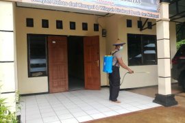 Lingkungan kantor Polisi subsektor Skouw disemprot disinfektan