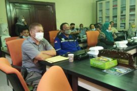 Sejumlah rumah warga retak akibat pembangunan gedung