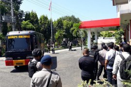 Tim Gegana ledakkan tas misterius di halaman Kantor DPRD Kediri