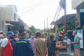 Tragis, seorang pria tewas tersengat listrik saat perbaiki lampu jalan di Bekasi