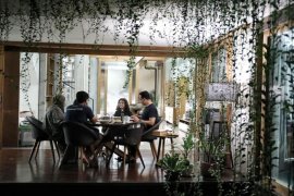 Anies Shalat Tarawih pertama di rumah