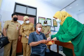 Bulan Ramadhan, takmir masjid di Banyuwangi disuntik vaksin COVID-19