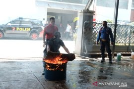 PLN Sulselrabar gelar simulasi peralatan proteksi kebakaran dan teror bom