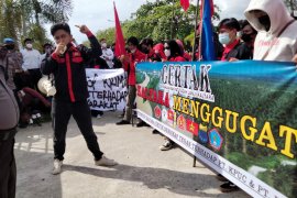 Demo terkait pencemaran sungai di Malinau