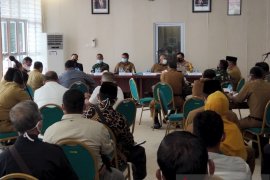 Puluhan titik di lintas Rengat rusak akibat truk muatan tinggi