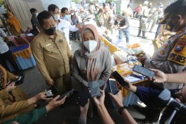 Ning Ita wajibkan warga Mojokerto jalankan prokes 5M saat Ramadhan