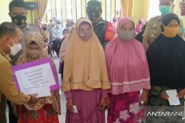 Bupati Bangka serahkan BLT dana desa