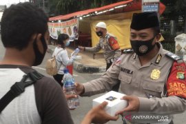Polisi bagikan takjil gratis kepada pengendara di depan gedung Samsat